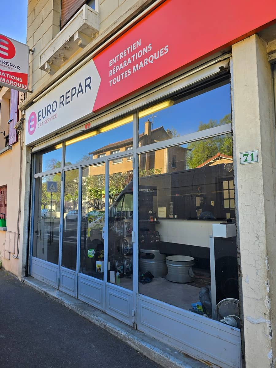 Vitrine commerciale Euro Repar nettoyée par AYOKA pour un professionnel