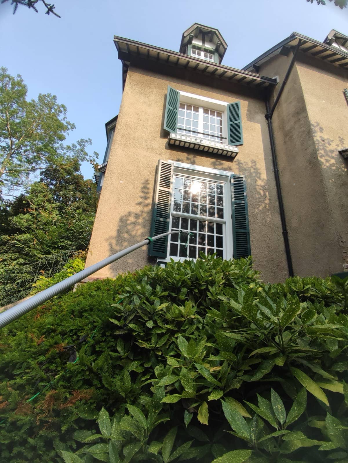 Nettoyage de vitres et façade d'une maison en Yvelines par AYOKA